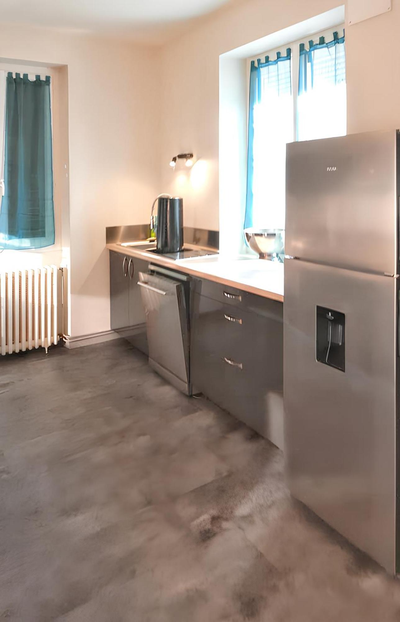 Maison Spacieuse A Montsalvy Avec Grand Jardin Et Terrasse Exterior foto