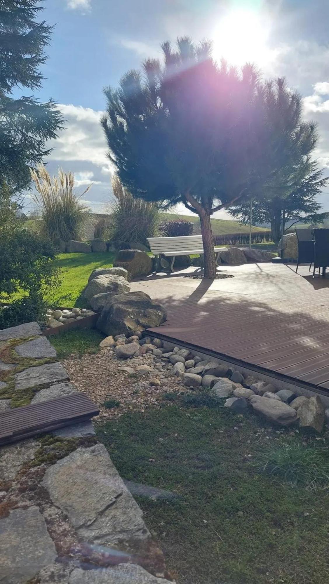 Maison Spacieuse A Montsalvy Avec Grand Jardin Et Terrasse Exterior foto