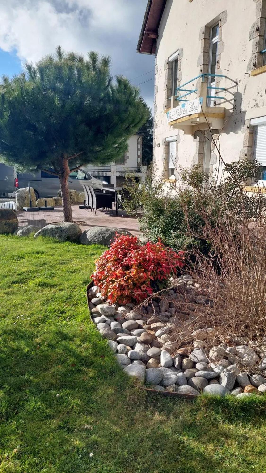 Maison Spacieuse A Montsalvy Avec Grand Jardin Et Terrasse Exterior foto